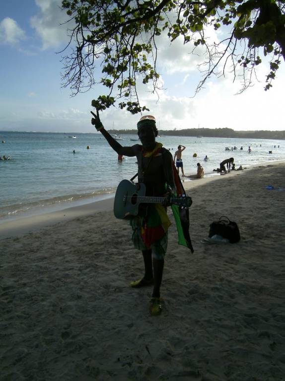 Maluco-beleza nos dá as boas-vindas em francês em praia de Sainte-Anne, no litoral sul de Grande Terre, em Guadalupe